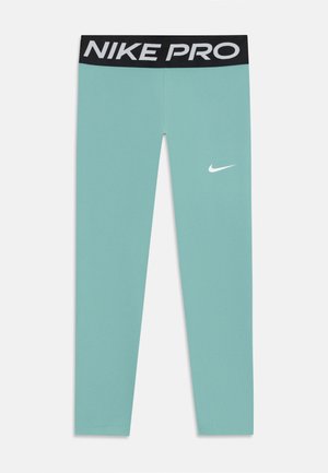 Nike Pro leggings i lyseblåt stof med en sort talje, der viser "NIKE PRO" i hvid skrift. Inkluderer et hvidt Nike swoosh-logo.