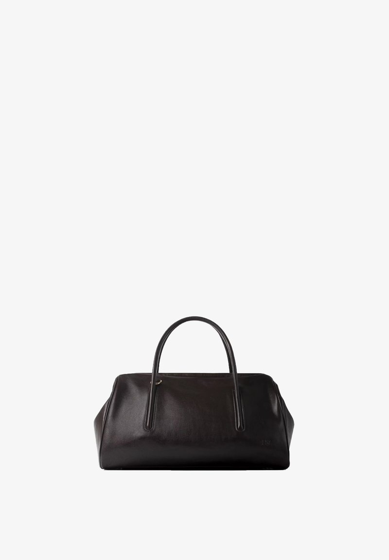Sac à main en cuir noir avec deux poignées arrondies, une base structurée et une surface lisse, sur un fond blanc uni.