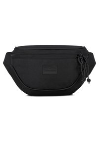 Svart tygmidjeväska med en slät yta, stor huvudkompartement, dragkedjestängning och en märkespatch på framsidan.