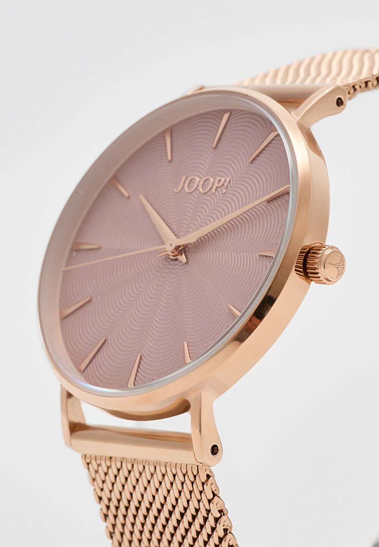 Orologio Round Joop! con cinturino in maglia rosa dorata, quadrante rosa texturizzato, marcatori ore in rilievo e una corona laterale per le regolazioni.