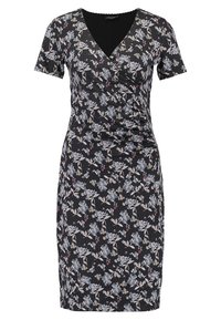 Blommig omlottklänning med korta ärmar, svart bakgrund, blå och rosa blommönster, V-ringning, figurnära silhuett, mjuk tygstruktur.