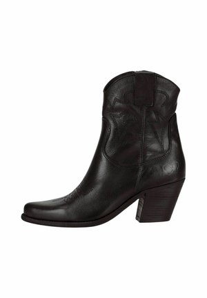Zwarte leren enkelboot met een spitse neus, decoratieve stiksels en een korte gestapelde hak. Voorzien van een trekband en gebogen designelementen.