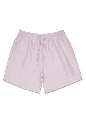 Lys lavendel atletikshorts med elastisk talje, snor, sidelommer og subtil "PEGADOR" branding nederst på kanten.