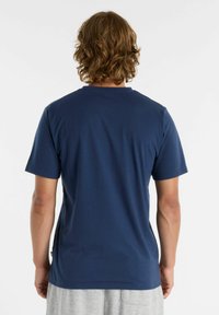 Camiseta de manga corta azul marino fabricada con tejido suave, con escote redondo y corte relajado, sin patrones ni acentos visibles.