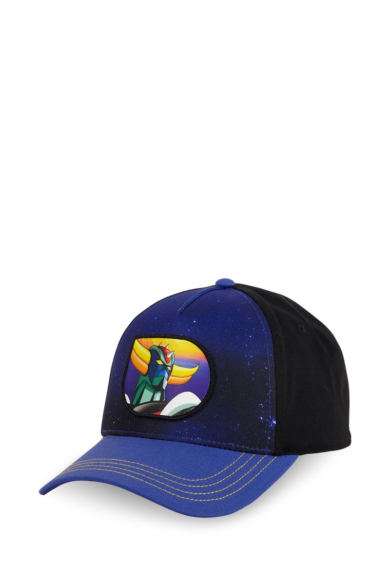 Casquette avec un graphique multicolore d'un robot sur un fond noir et bleu. Fabriquée en tissu, avec une visière courbée et des détails de couture.