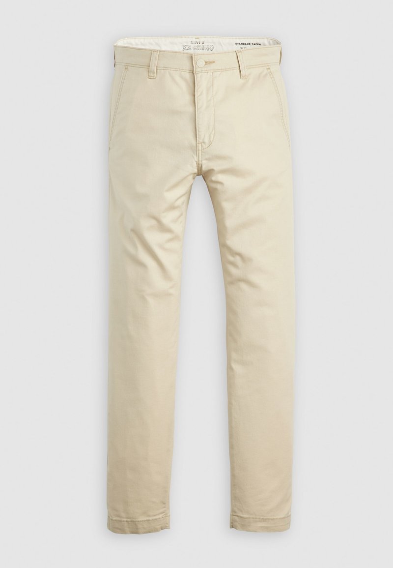 Chinos beige con diseño de pierna recta, fabricados en algodón, con cremallera frontal, cierre de botón, bolsillos laterales y una textura suave.