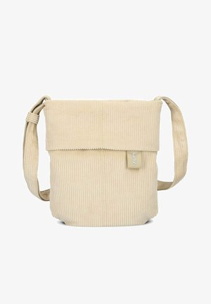Bolso bandolera de pana beige con correa ajustable y solapa superior plegable, que cuenta con una pequeña etiqueta de tela en el frente.