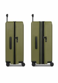 Valigia rigida verde oliva con superficie texturizzata, chiusura con cerniera nera, manico retrattile e quattro ruote nere.