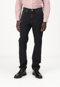 Tommy Jeans RYAN - Sirgete säärtega teksad - denim black
