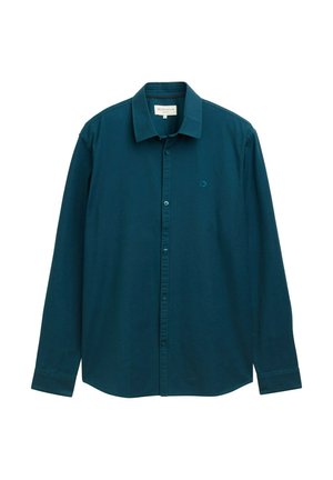 Camisa de algodón de manga larga en color teal con cuello, cierre delantero de botones y pequeño logotipo en el pecho. Textura suave con un diseño sólido.