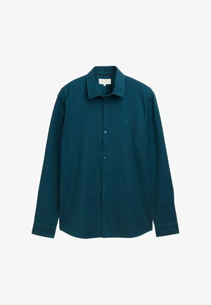 Camisa de algodón de manga larga en color teal con cuello, cierre delantero de botones y pequeño logotipo en el pecho. Textura suave con un diseño sólido.