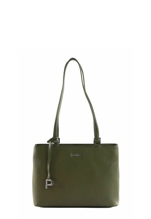 Sac à main en cuir vert olive avec deux bretelles, breloque argentée en forme de "P" et petit logo de marque métallique sur le devant.