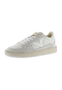 Sneaker bianco con accenti argentati luccicanti, tomaia in pelle liscia e suola in juta intrecciata. Presenta un design con lacci e punta perforata.