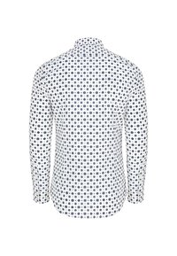 Biała koszula z długim rękawem w granatowy geometrczny wzór, z klasycznym kołnierzykiem i zaokrąglonym dołem, wykonana z tkaniny tkanej.