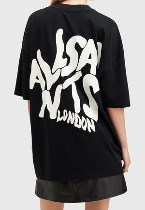 Černé oversize tričko vyrobené z bavlny, na zádech s bold bílým textovým designem "ALLSAINTS LONDON." Krátké rukávy.