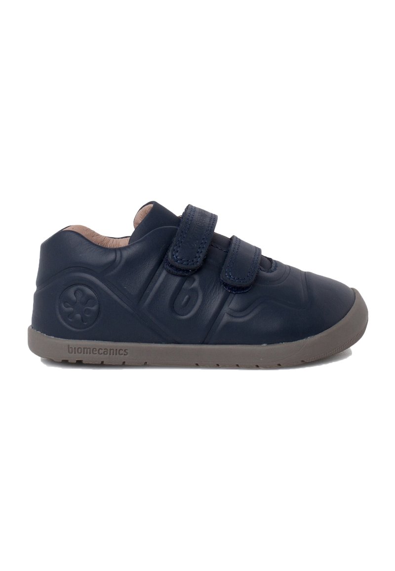 Sneakers per bambini in pelle blu navy con due strappi in Velcro, dettagli testurizzati e suola in gomma grigia. Presentano design in rilievo sui lati.