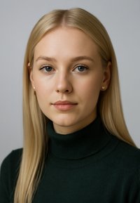 En ung kvinna med långt, rakt blont hår bär en mörkgrön polotröja. Små guldörhängen i stift kompletterar hennes look.