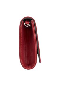 Portafoglio rosso in pelle con una superficie liscia, dotato di un accento in metallo argentato e un design minimalista; si apre per rivelare un interno rosso.