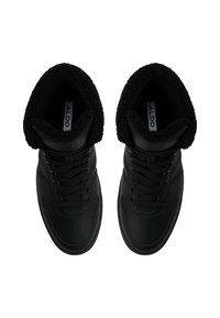 Czarne sneakersy typu high-top z teksturowaną skórzaną cholewką, futrzanym paskiem na kostce i kontrastującymi gładkimi akcentami. Widoczne zapięcie na sznurówki i markowa wkładka.