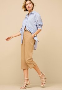 Next CROPPED TALL - REGULAR FIT - Šortai - camel