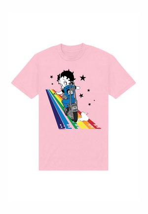 Lyserød bomulds T-shirt med et grafisk motiv af en karakter, der kører på motorcykel på en baggrund med regnbue-striber, prydet med stjerner og teksten "VÆR FRI."