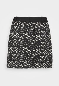 Jupe en imprimé zèbre noir et blanc avec une coupe droite, dotée d'une taille noire et de deux poches latérales. Tissu texturé avec des motifs audacieux.