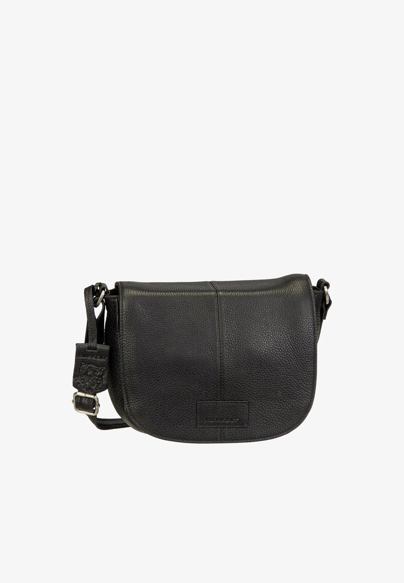 Sac à épaule en cuir noir texturé avec un rabat incurvé et une sangle ajustable avec une petite étiquette embossée près de la boucle.