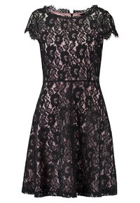 Schwarzes Spitzenkleid mit tailliertem Oberteil, kurzen Ärmeln, floralem Muster und ausgestelltem Rock mit pinkem Futter darunter.