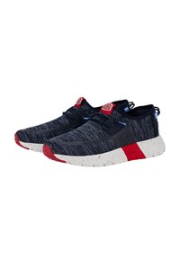 Zapatillas azul marino con parte superior de punto texturizado, acentos rojos, mediasuela blanca moteada y cordones elásticos. Diseño ligero y de perfil bajo.