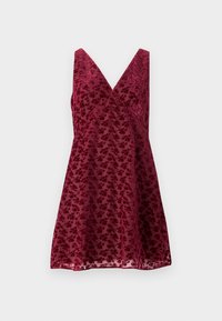 Bordo halter haljina s V-izrezom, ukrašena cvjetnim uzorkom i teksturiranim materijalom. Dizajn je prilagođen u tijelu i širi se prema donjem rubu.