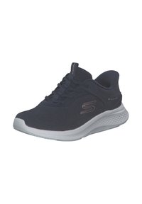 Scarpa sportiva blu scuro con superiore in maglia traspirante, design con lacci e suola bianca con parte inferiore testurizzata. Caratterizzata da un logo sul lato.