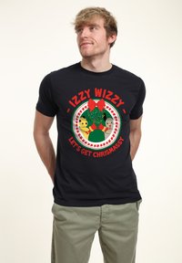Černé tričko s krátkým rukávem, zdobené barevným grafickým designem s postavičkami, textem "IZZY WIZZY LET'S GET CHRISMASSY" a vánočníma mašličkama.