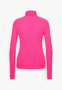 Pull ajusté à manches longues en maille rose vif avec col montant. Texture lisse, détails minimalistes et aucune décoration visible.