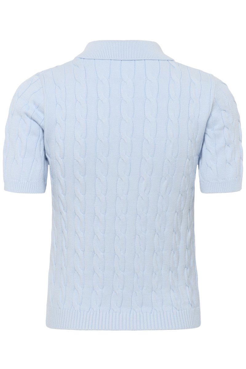 Pull en maille bleu clair à manches courtes avec motif torsadé et col, poignets, et ourlet côtelés, vu de dos.