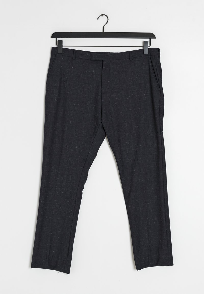 Pantalons taillés gris foncé avec un motif texturé subtil, présentant une coupe plate, des poches latérales et une coupe élégante.