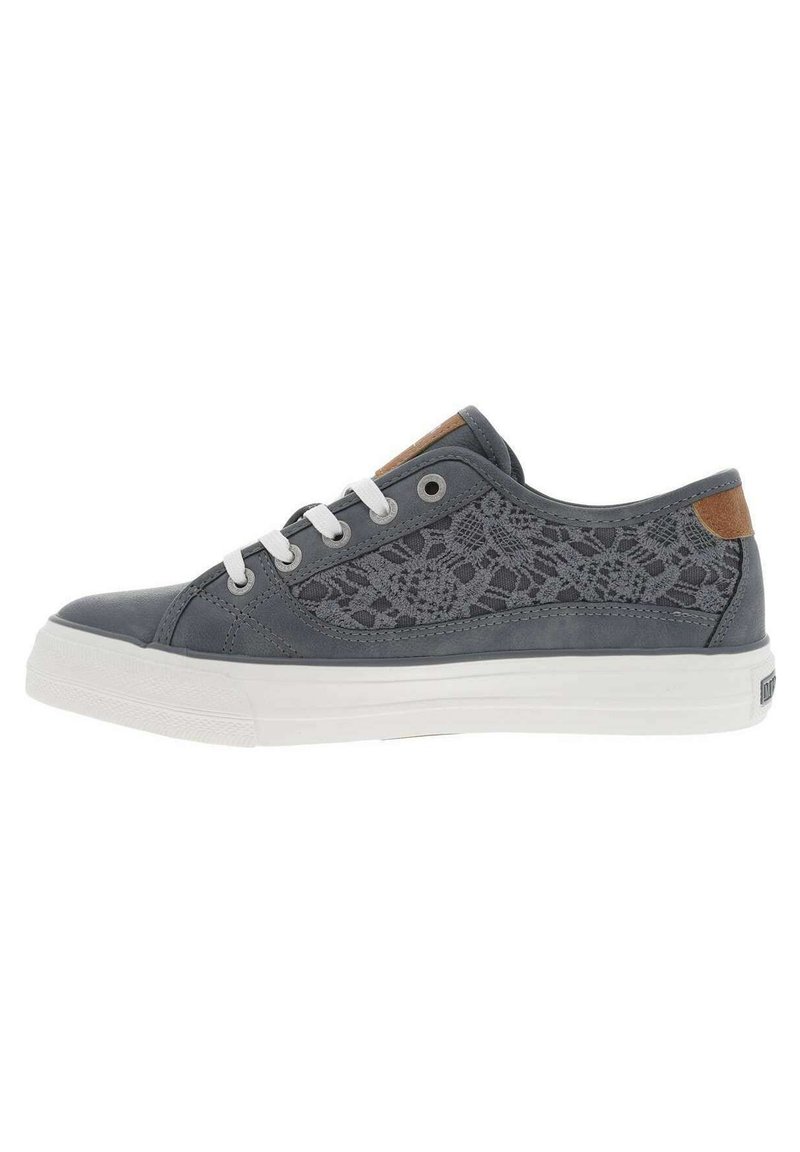 Sneaker grigio con lato in tessuto a motivo pizzo, suola in gomma bianca e accento in pelle marrone sul tallone, dotato di lacci bianchi e occhielli.