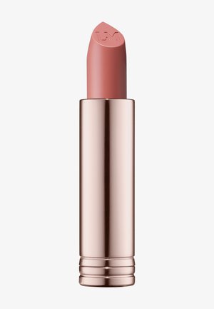 Rouge à lèvres dans un tube métallisé couleur rose gold. La mine est d'un rose pâle avec une pointe en forme de cœur embossée avec "LM". Texture lisse et crémeuse.