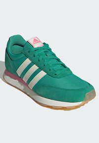 adidas Sportswear Zapatillas para caminar - semi court green   off white   bliss pink