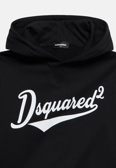 Μαύρο φούτερ με κουκούλα με λευκό λογότυπο "Dsquared²" στο στήθος και ετικέτα DSQUARED2 14Y στο εσωτερικό της κουκούλας.