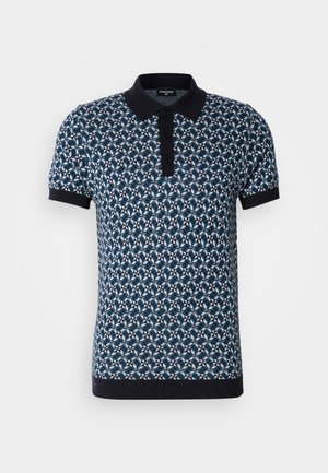 Marineblaues Poloshirt mit kurzen Ärmeln und geometrischem Muster in Blau und Weiß, ausgestattet mit einem Kragen und einer Drei-Knopf-Leiste, hergestellt aus strukturiertem Stoff.