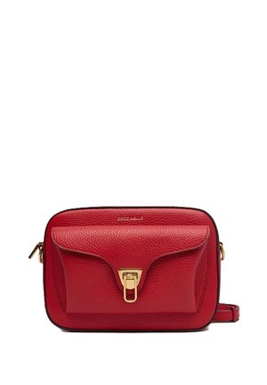 Borsa a tracolla compatta in pelle rossa con tasca frontale texturizzata e chiusura e dettagli in metallo dorato.