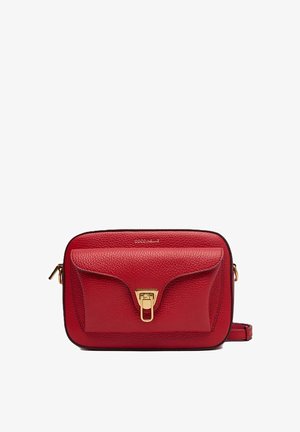 Borsa a tracolla compatta in pelle rossa con tasca frontale texturizzata e chiusura e dettagli in metallo dorato.