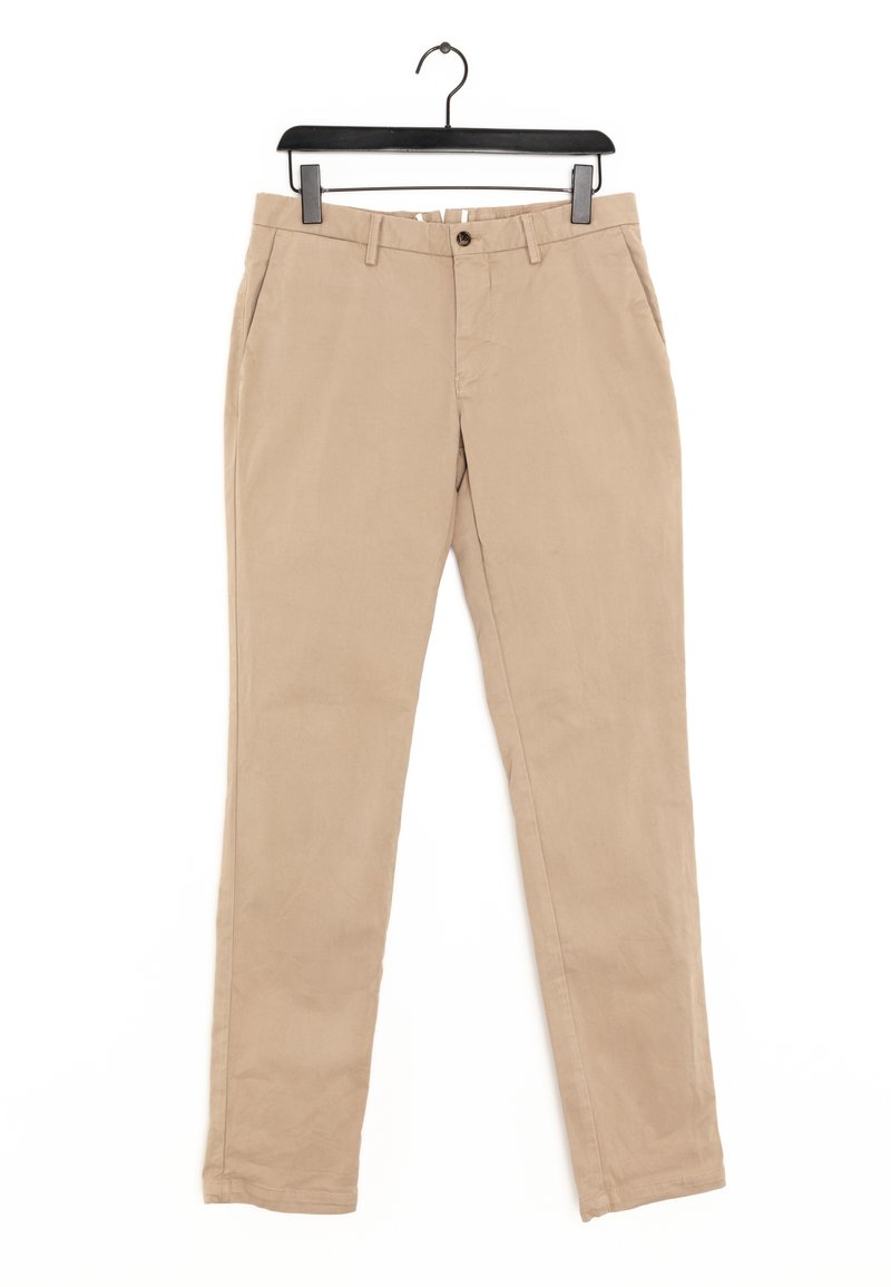Beige katoen chino's met een recht model, voorzien van een knoopsluiting aan de voorkant en zijzakken, hangend aan een zwarte plastic hanger.