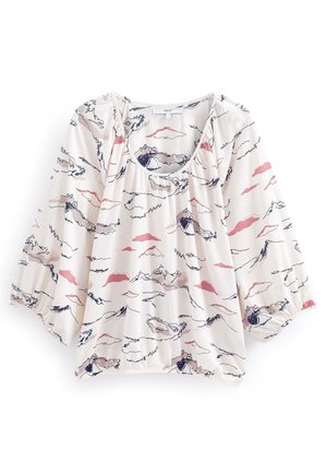 Hvid bluse med løse trekvartede ærmer, rund halsudskæring og abstrakt print af bjerge og skyer i rosa, marineblå og beige toner.