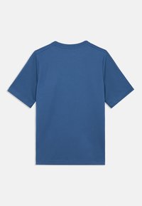 Camiseta azul de manga corta hecha de tela suave con cuello redondo y hombros sin costuras. Simple, de color sólido sin patrones ni adornos.