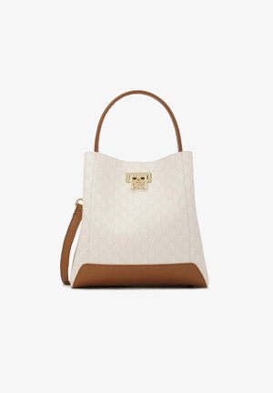 Bolsa tote blanca con un diseño estampado, base de cuero marrón y acentos. Presenta un cierre de hardware dorado y dos asas en la parte superior.