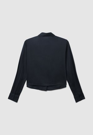 Czarna bluzka z długim rękawem i kołnierzykiem, o skróconym kroju i gładkiej teksturze. Detale zapięcia na guziki przy mankietach.