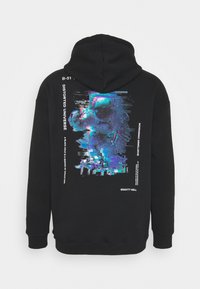 Sudadera negra con un gráfico vibrante y distorsionado de una figura con casco en azules y morados, con detalles de texto en blanco a lo largo de los lados.