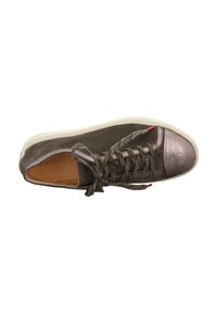 Braune Wildledersneaker mit einer glänzenden metallischen Zehenkappe und heller Gummisohle. Verfügt über eine schnürbare Vorderseite und einen kontrastierenden roten Akzent.