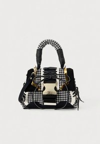 Sac à main à motif pied-de-poule noir et blanc avec ferrures dorées, poignées enroulées et accents noirs ; présente une forme structurée et des liens latéraux.